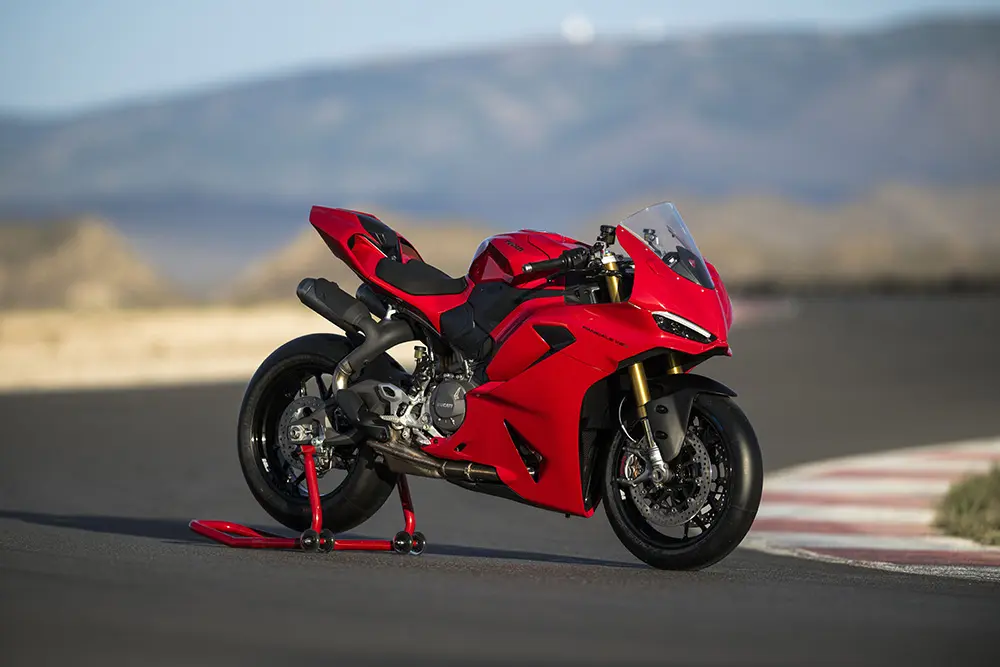 Ducati Panigale V2 ve Streetfighter V2, Ducati World Première 2025'te sergilenecek.