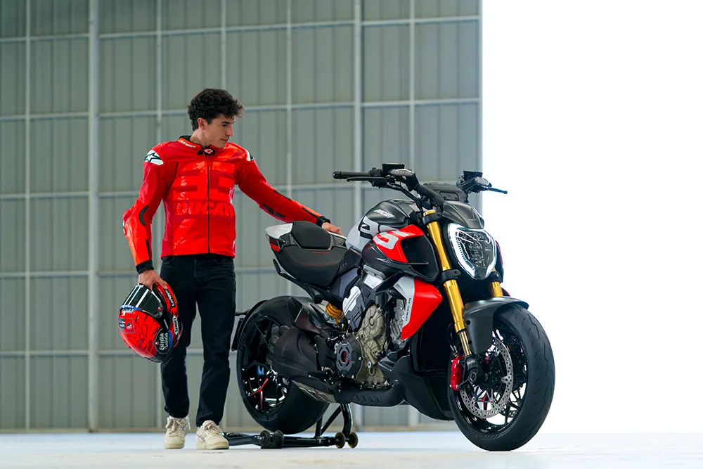 Marc Márquez, Diavel'e dokunuyor