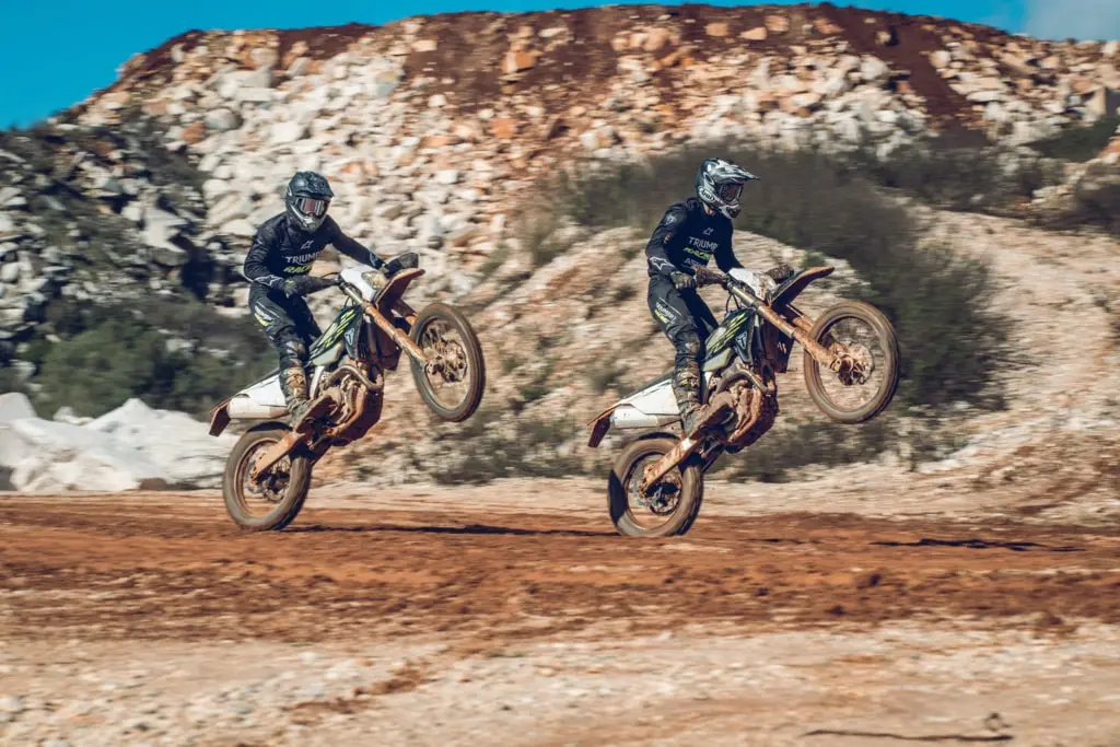 İki Triumph Cross wheelie yaparken