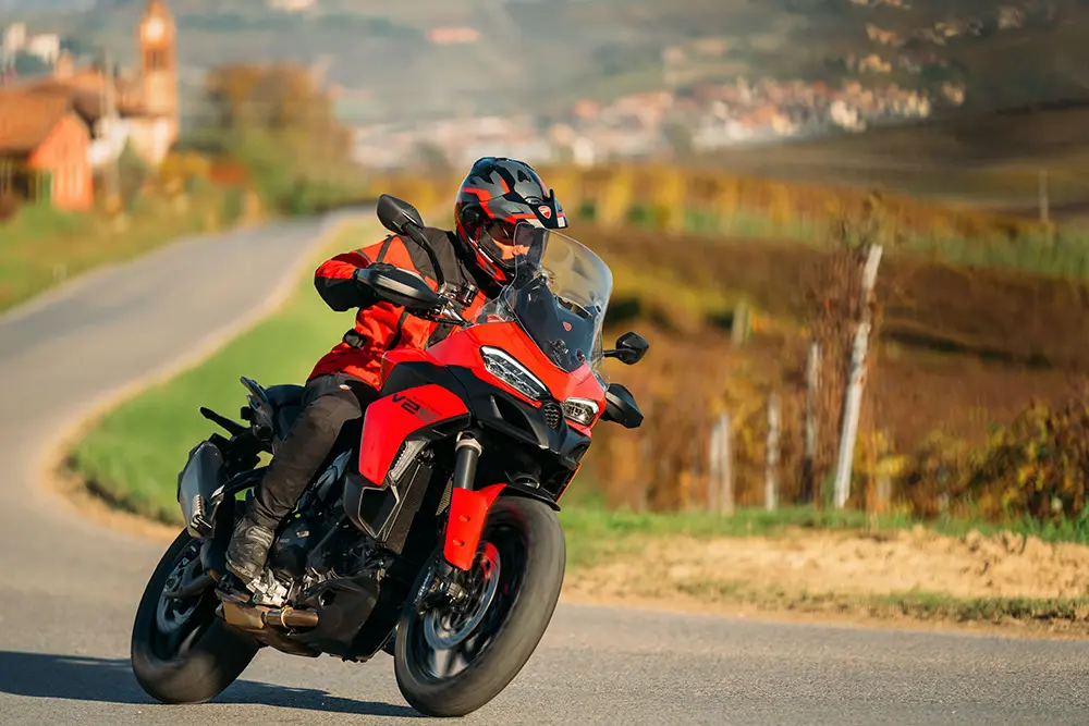 Kırmızı multistrada v2 yolda