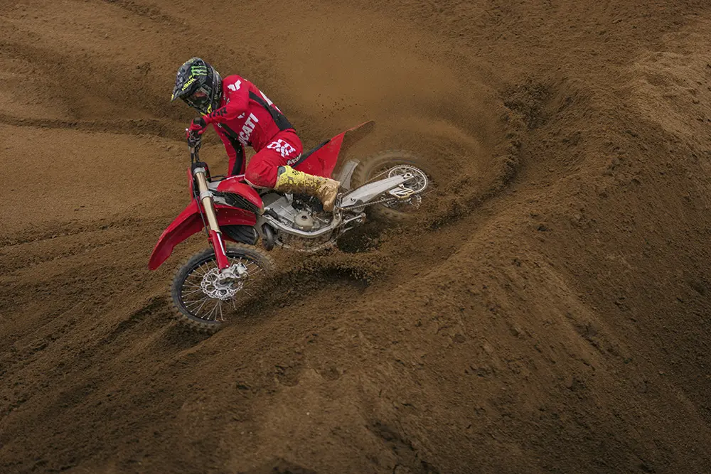 Ducati kumda yan yatıyor