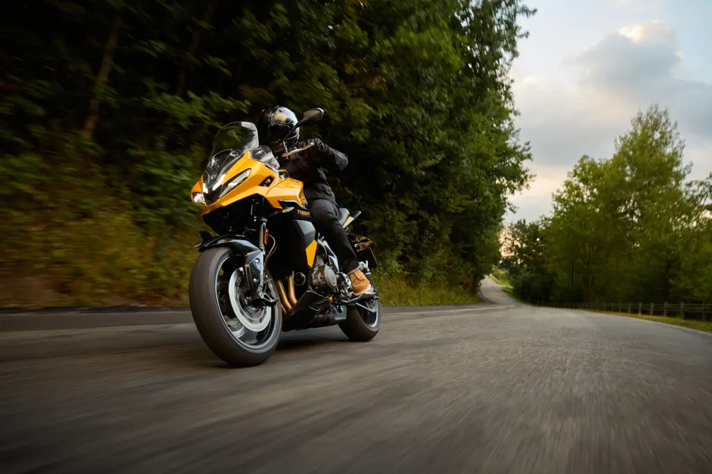 Önden Triumph Tiger Sport 800