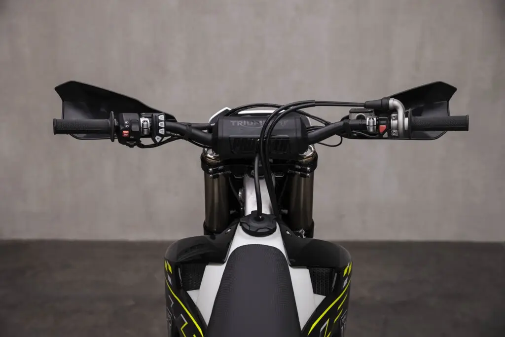 TF250E'nin gidon kısmı