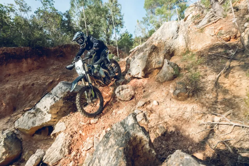 Triumph TF250E üzerinde sert enduro