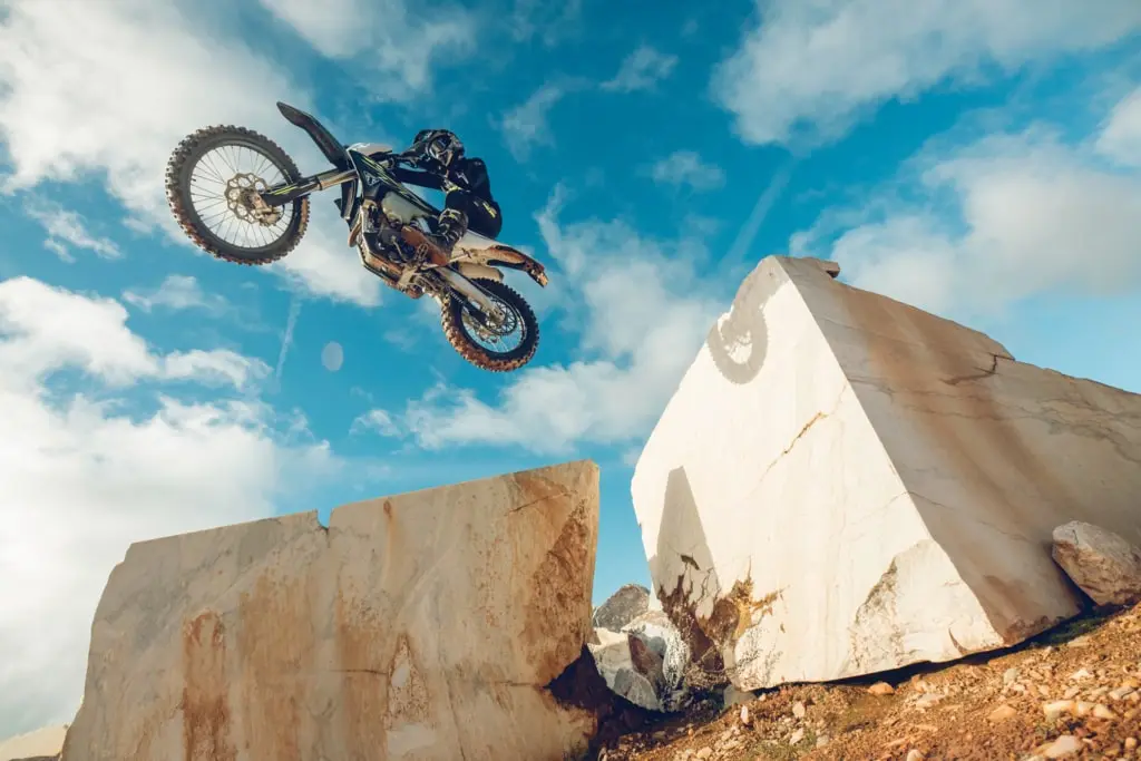 TF250E Triumph Cross üzerinde uçarken