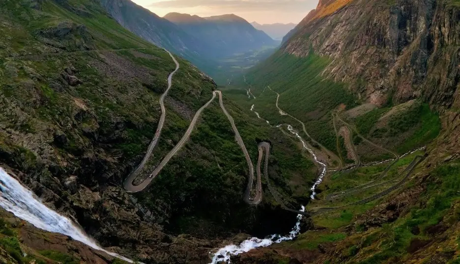 Wechselverkehr auf der Trollstigen-Straße in Norwegen