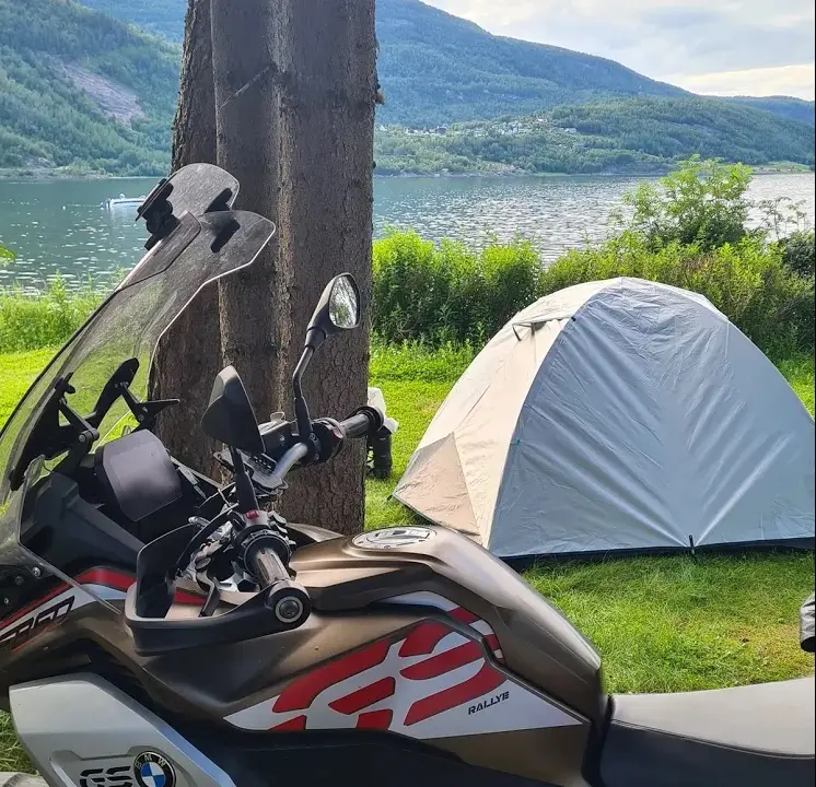 Namiot ve bmw GS motosiklet yolculuğu sırasında