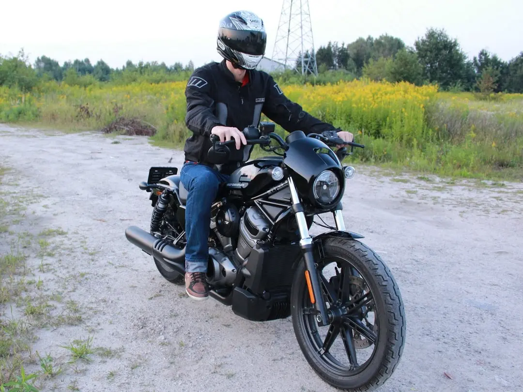 HD Nightster 975'in direksiyonundaki pozisyon rahat