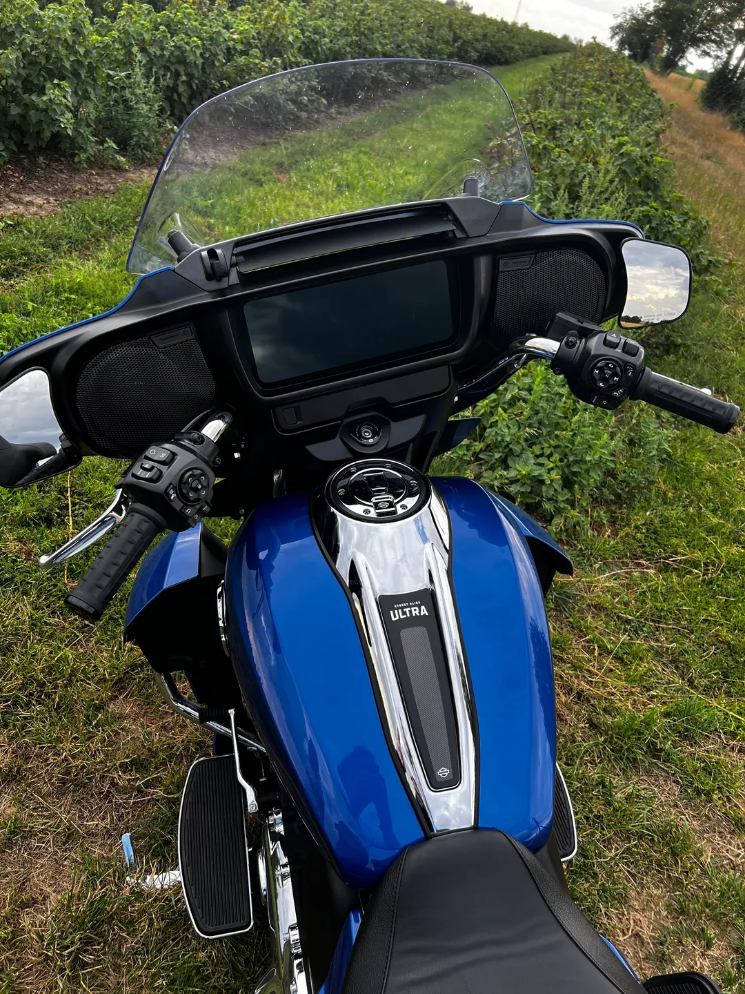 Street Glide Ultra handlebars with large screen